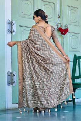 taupe chevron print zari golden border silk blend saree with unstiched blouse piece 4