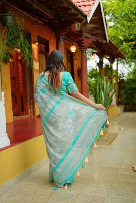peach floral print zari woven border cotton blend saree with unstiched blouse piece 4