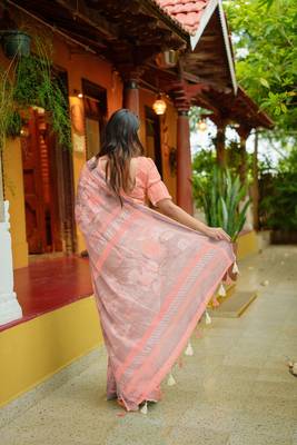 peach floral print zari woven border cotton blend saree with unstiched blouse piece 4