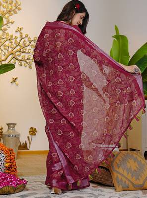 pink floral block print zari border cotton blend saree with unstiched blouse piece 4