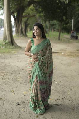 wine floral print chiffon saree with unstiched blouse piece 2