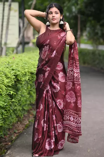 maroon floral print chiffon saree with unstiched blouse piece
