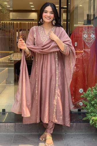Floral embroidered purple v-neck chanderi kurta with trouser with dupatta