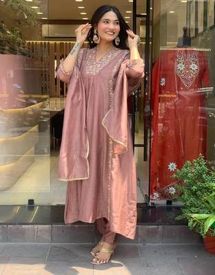 Floral embroidered purple v-neck chanderi kurta with trouser with dupatta 3