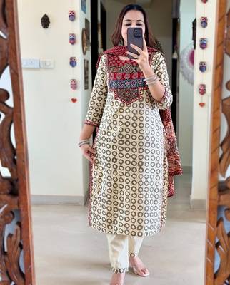 Floral embroidered white round neck silk blend kurta with trouser with dupatta 2