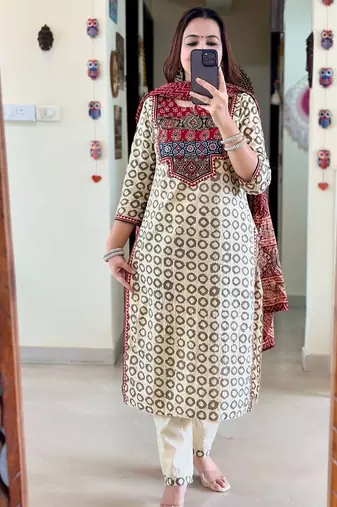Floral embroidered white round neck silk blend kurta with trouser with dupatta
