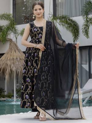 Women's  Printed Muslin Flared Kurta Pant and Dupatta Set 1