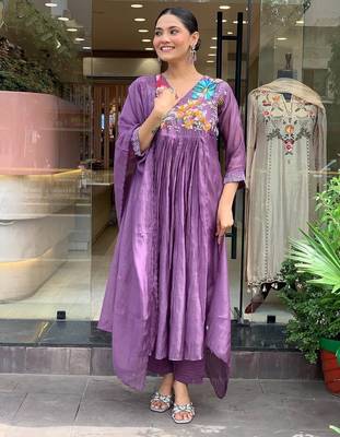 Floral embroidered purple v neck cotton kurta with trouser & dupatta set 2