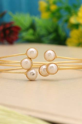 White color monalisa stone bracelet