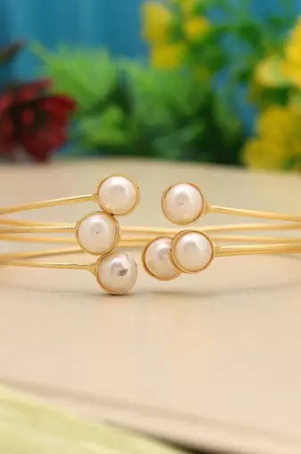 White color monalisa stone bracelet