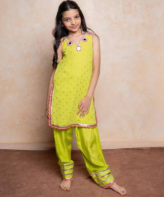 Green embroidered  georgette  kurta set 2