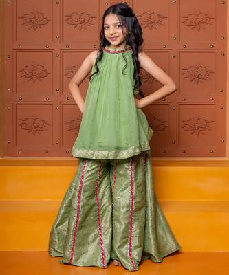 Green embroidered organza Kurta Set 1