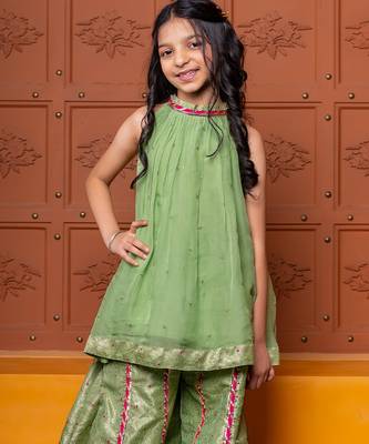 Green embroidered organza Kurta Set 2