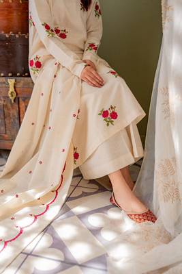 Floral printed off-white v neck cotton floral kurta with trousers & dupatta set 2