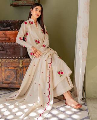 Floral printed off-white v neck cotton floral kurta with trousers & dupatta set 3
