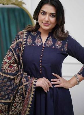 Floral printed blue round neck cotton floral kurta with trousers & dupatta set 3