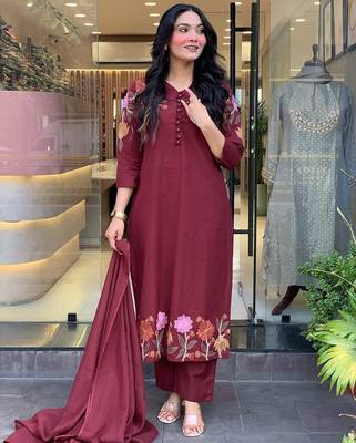 Floral printed maroon v neck cotton floral kurta with trousers & dupatta set 3