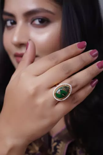 Women elegant green agate adjustable ring featuring gold leaf in vintage style
