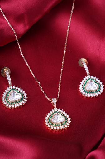 Women latest designs in kundan pendant and earrings set