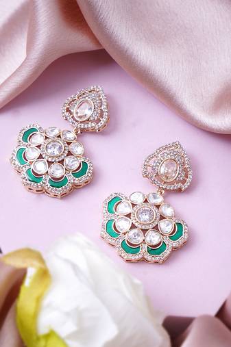 Women traditional gold finish kundan polki featuring green stones