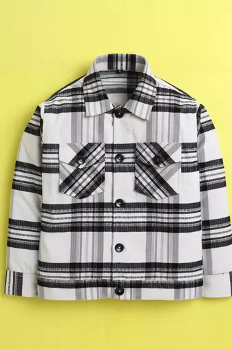 White cotton plaid shacket with printed tshirt