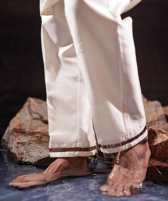 Ivory embroidered chanderi silk kurta set 2