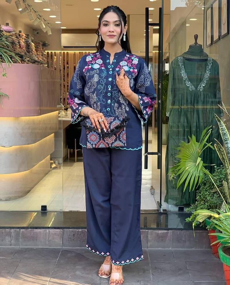 Floral printed blue round neck cotton kurta & trouser