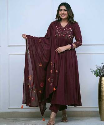 Floral embroidered maroon v neck cotton kurta with trouser & dupatta set 2