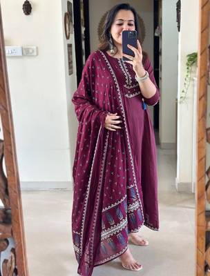 Floral embroidered maroon round neck cotton kurta with trouser & dupatta set 2