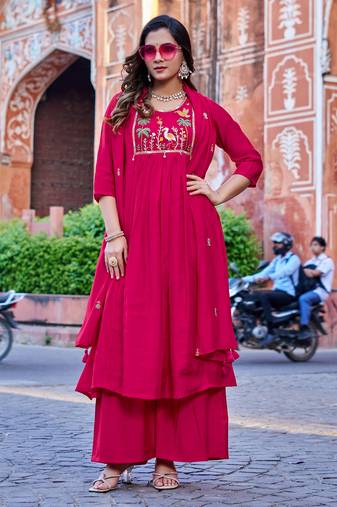 Women Mul Chanderi with thread work & Khatli Work Kurta With Trouser & With Dupatta