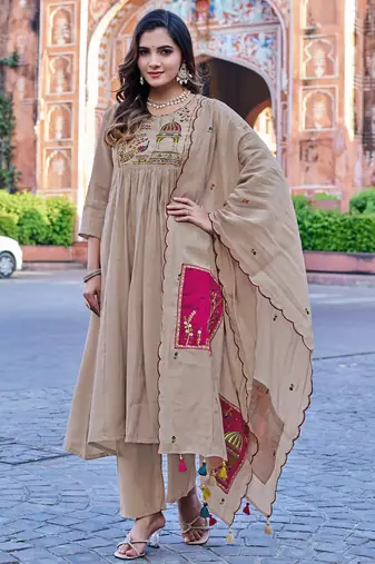 Women Mul Chanderi with thread work & Khatli Work Kurta With Trouser & With Dupatta