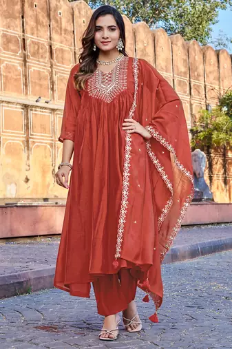 Women Mul Chanderi with thread work & Khatli Work Kurta With Trouser & With Dupatta