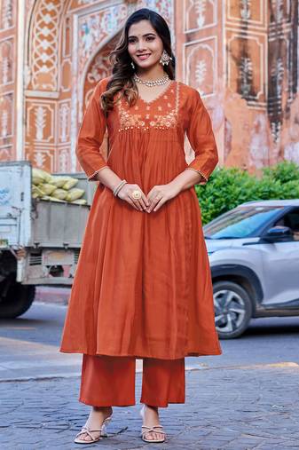 Women Mul Chanderi with thread work & Khatli Work Kurta With Trouser & With Dupatta
