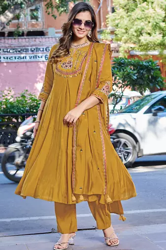 Women Mul Chanderi with thread work & Khatli Work Kurta With Trouser & With Dupatta