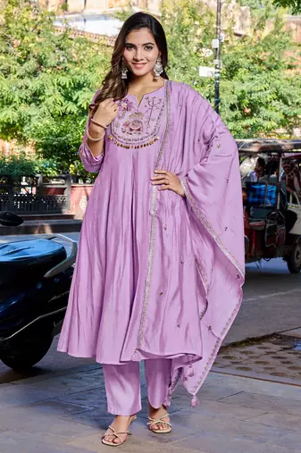 Women Mul Chanderi with thread work & Khatli Work Kurta With Trouser & With Dupatta