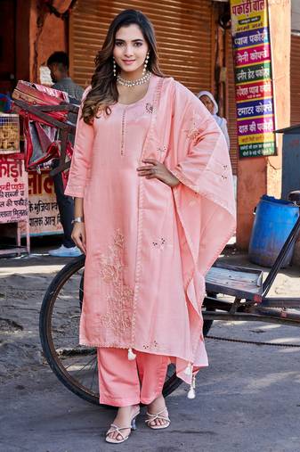 Women Mul Chanderi with thread work & Khatli Work Kurta With Trouser & With Dupatta