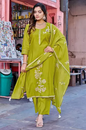 Women Mul Chanderi with thread work & Khatli Work Kurta With Trouser & With Dupatta