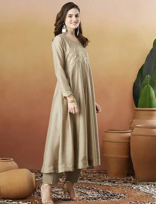 Cream vichitra silk thread embroidered with sequins work kurta pant set 3