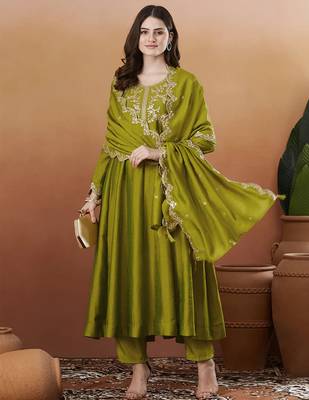 Mehendi vichitra silk thread embroidered with sequins work kurta pant set 1