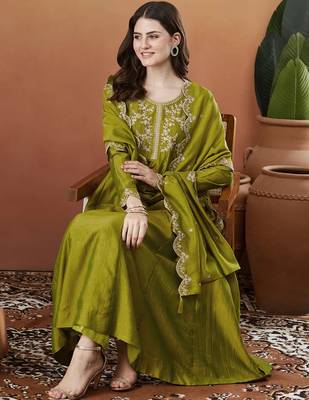 Mehendi vichitra silk thread embroidered with sequins work kurta pant set 2