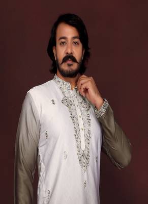 Mehndi embroidered silk kurta set for men 2