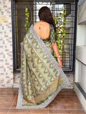 Pista kashmiri style digital printed saree with unstitched blouse 2