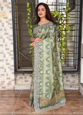 Pista kashmiri style digital printed saree with unstitched blouse 3