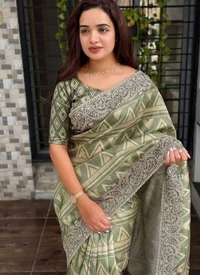Pista kashmiri style digital printed saree with unstitched blouse 4