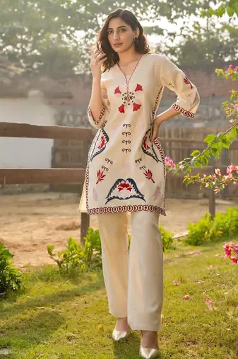 Floral embroidered off-white v neck co-ord set