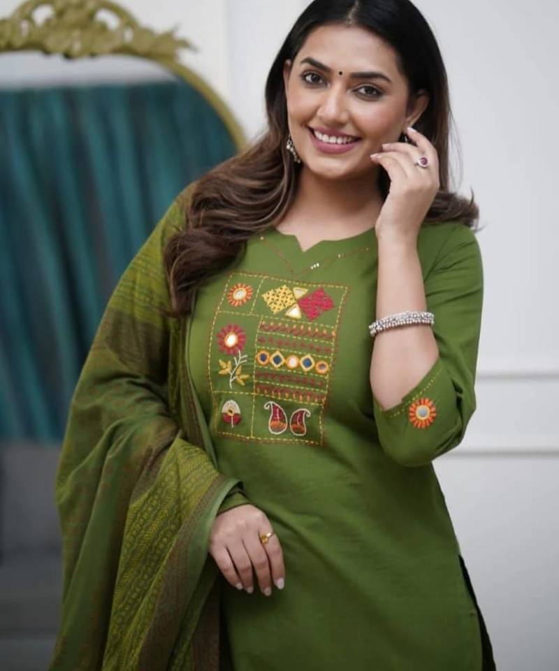 Floral embroidered green round neck kurat set with trouser & dupatta