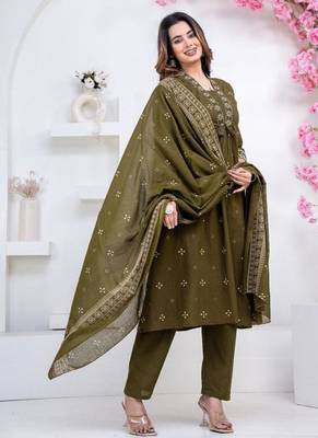 Floral embroidered green round neck kurat set with trouser & dupatta 2