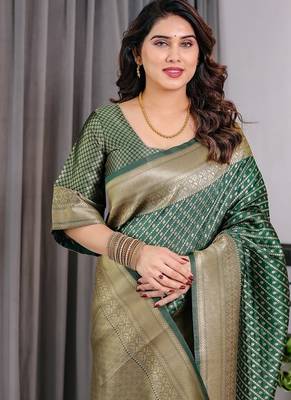 Green Color Zari Woven Banarasi Art Silk Saree 1