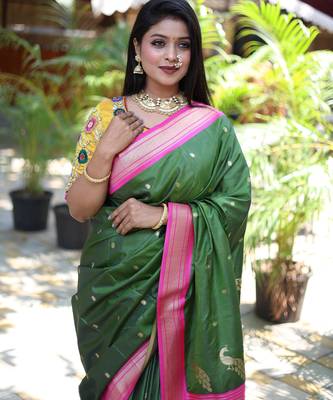 green woven paithani silk blend saree with blouse 4