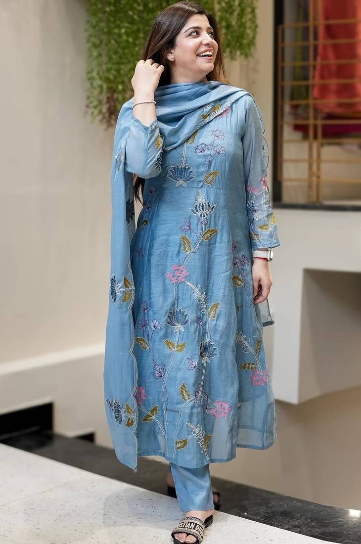 Women's Beautiful Cotton Fabric Thread Work Straight Kurta, Pant and Dupatta Set